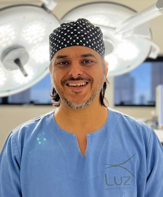 Dr. Luiz Júnior segurando modelo anatômico de crânio