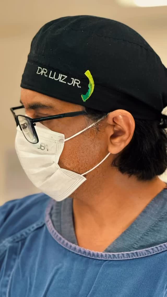 Dr. Luiz Júnior em centro cirúrgico