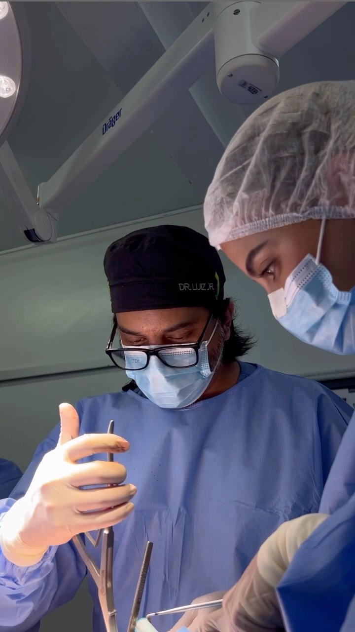 Dr. Luiz Júnior operando em centro cirúrgico